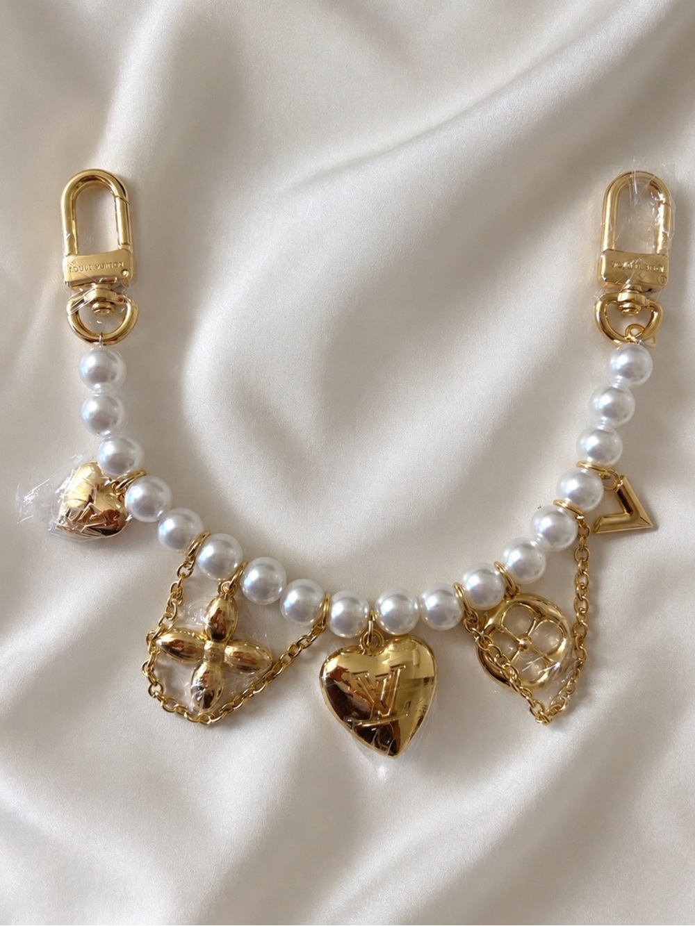 Brand New !! Bag Charm Louis Vuitton Gold and White Pearl Charm Strap